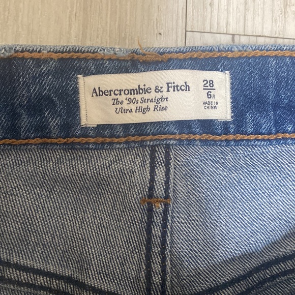 Abercrombie and Fitch 90’s Straight Ultra High Rise 28R - Picture 4 of 6
